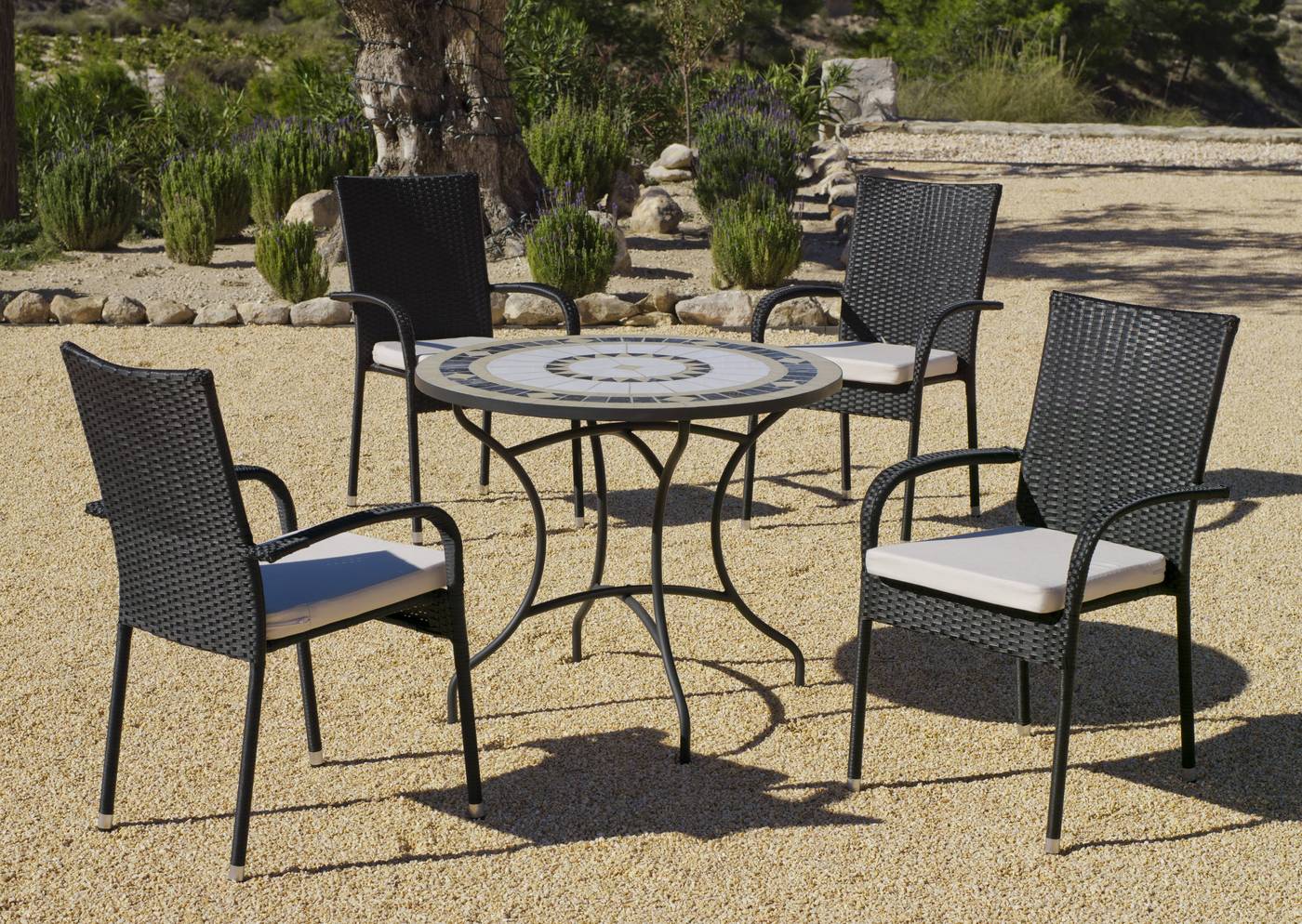 Conjunto para jardín color gris antracita: 1 mesa redonda 75 cm. de forja con panel mosaico + 4 sillones de ratán sintético