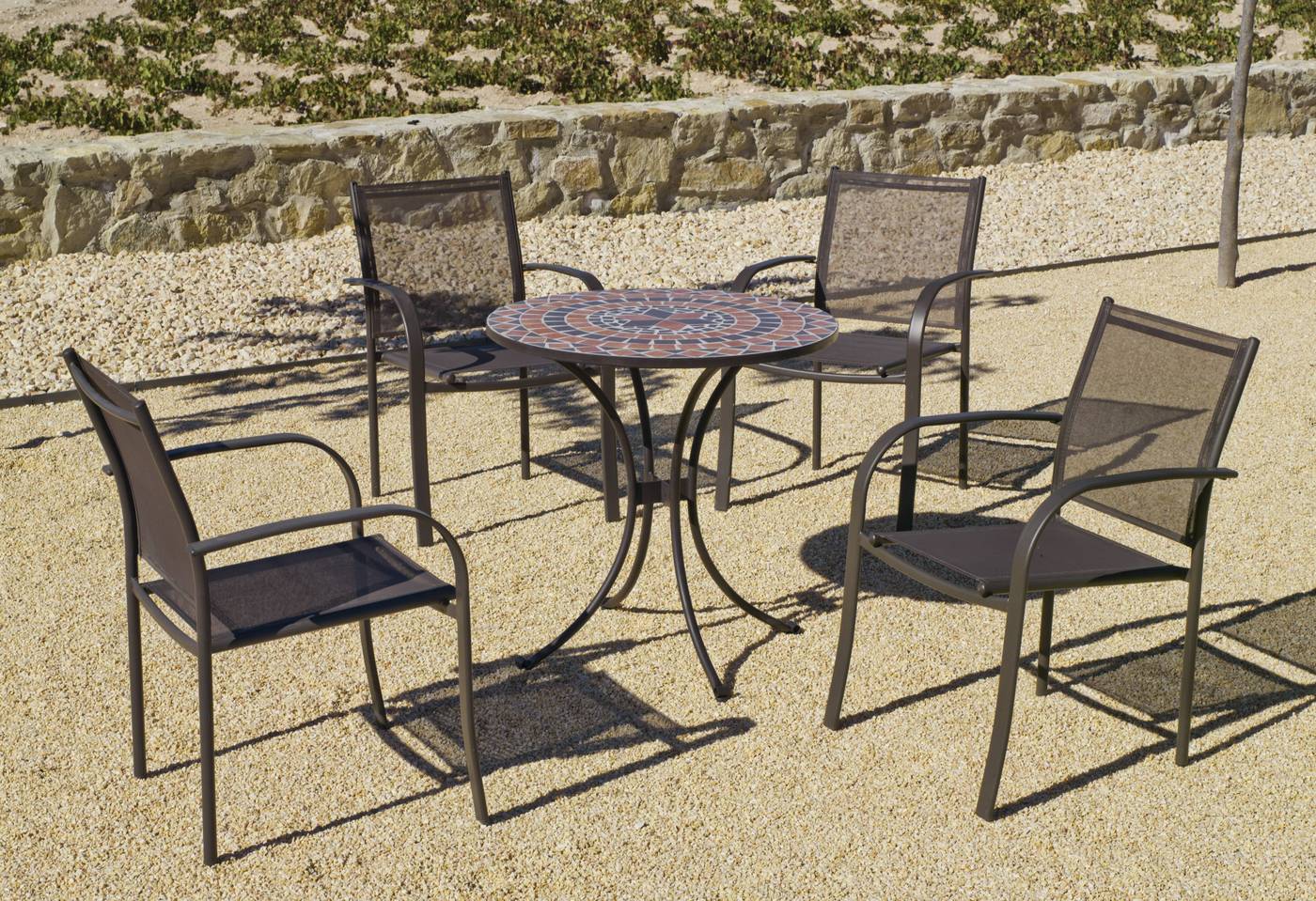 Conjunto para jardín y terraza de acero: 1 mesa de acero forjado con panel mosaico + 4 sillones de acero inoxidable y textilen