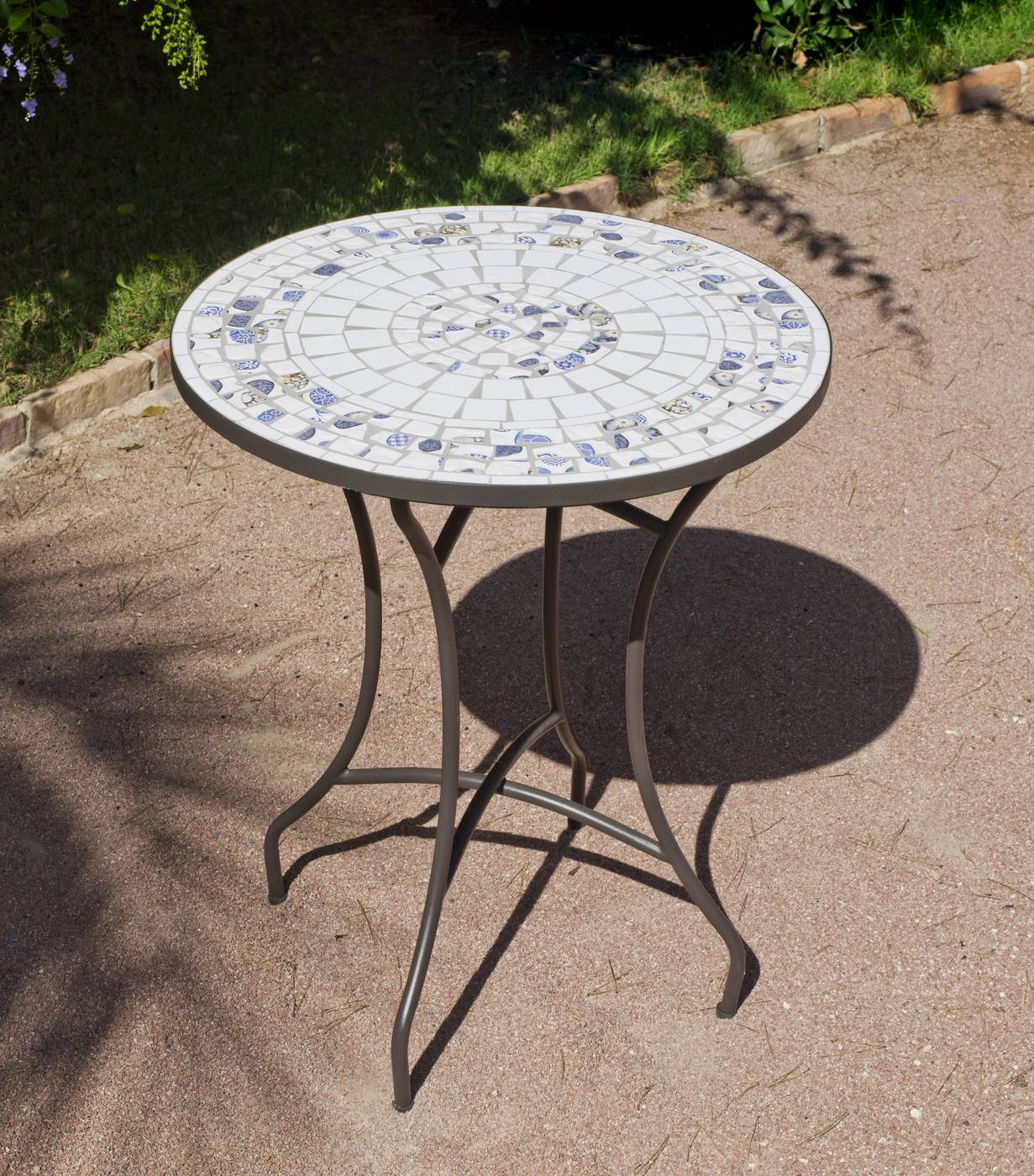 Set Mosaico Rexi-Brasil - Conjunto de acero color bronce: mesa redonda de acero forjado con tablero mosaico de 60 cm. + 2 sillones apilables de wicker reforzado