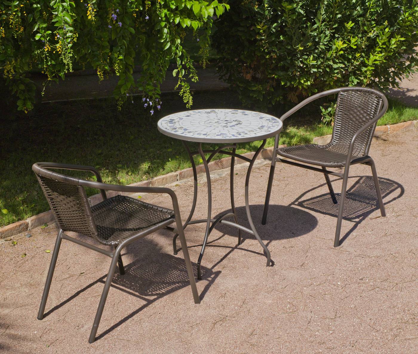 Conjunto de acero color bronce: mesa redonda de acero forjado con tablero mosaico de 60 cm. + 2 sillones apilables de wicker reforzado