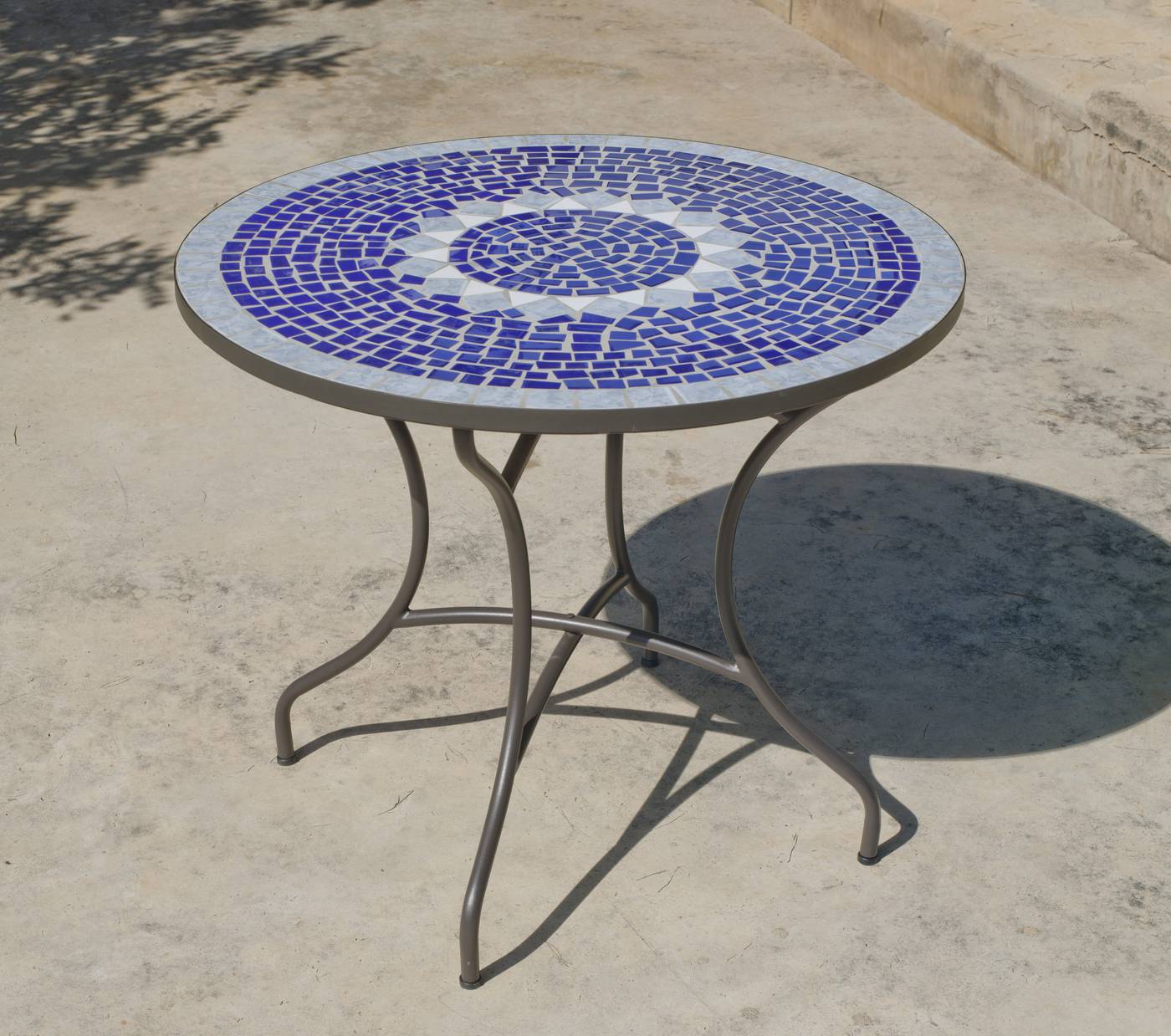 Set Mosaico Ródano-Ampurias 90-4 - Conjunto para jardín color gris antracita: 1 mesa de forja con panel mosaico circular de 90 cm. + 4 sillones de ratán sintético