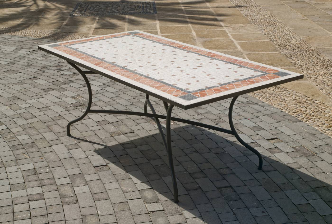 Mesa de acero forjado color bronce, con patas reforzadas y panel de mosaico de 200 cm. Válida para 8 sillones.