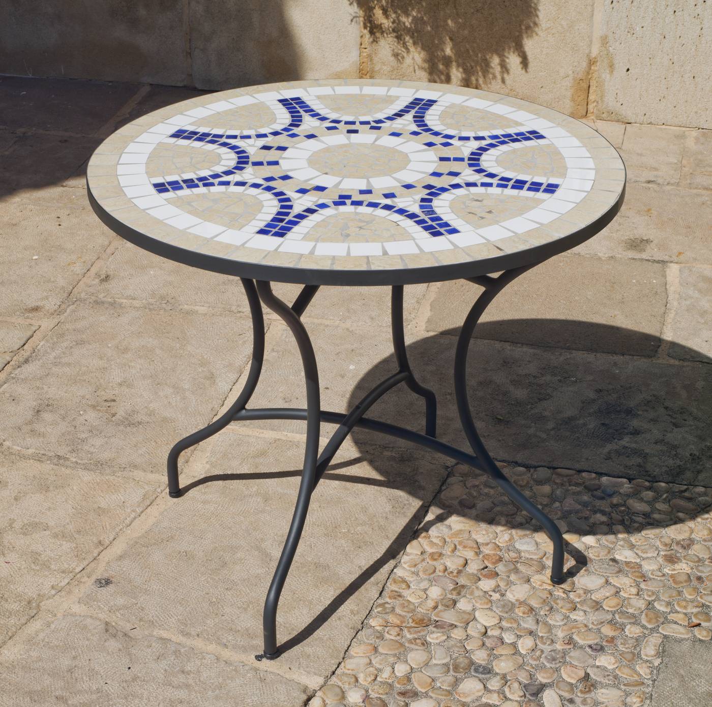 Set Mosaico Trebol-Bahia 75-4 - Conjunto de forja para jardín: 1 mesa redonda 75 cm. de acero forjado con panel mosaico + 4 sillones de ratán sintético