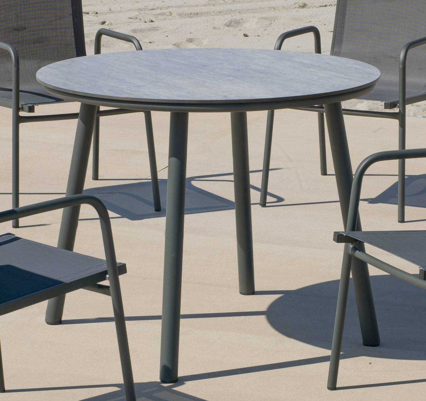 Mesa redonda de aluminio, con pata circular y tablero HPL de 100 cm. Disponible en color blanco y antracita.