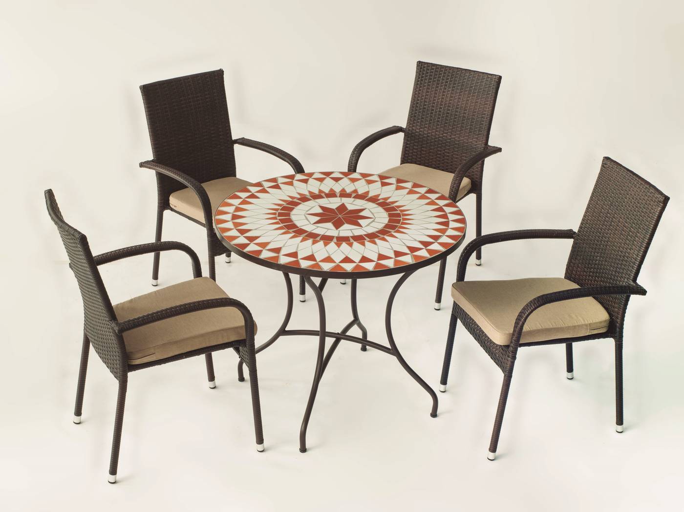 Conjunto de forja color marrón: mesa con tablero mosaico de 90 cm + 4 sillones de ratán sintético con cojines.