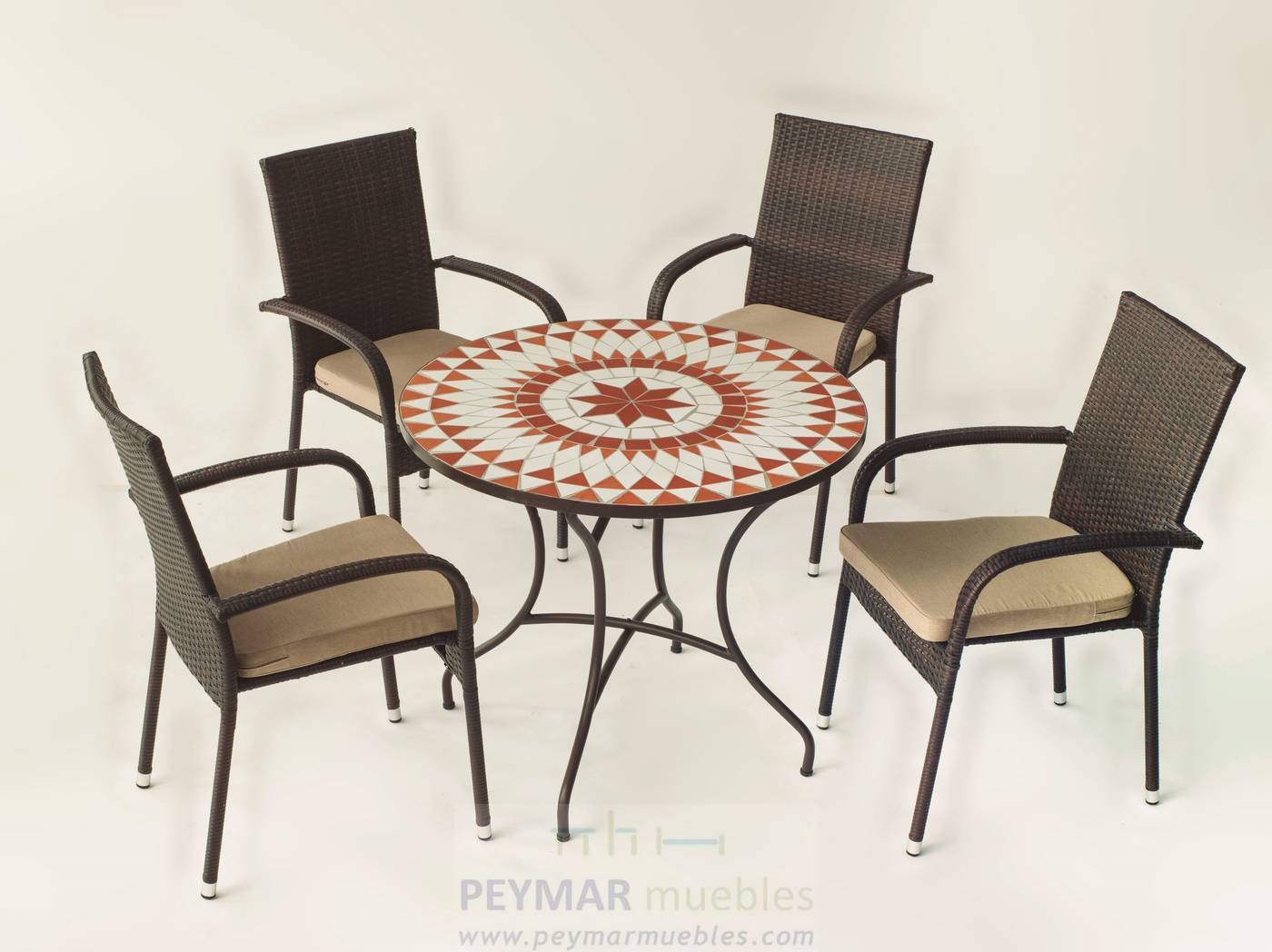 Conjunto de forja color marrón: mesa con tablero mosaico de 90 cm + 4 sillones de ratán sintético con cojines.