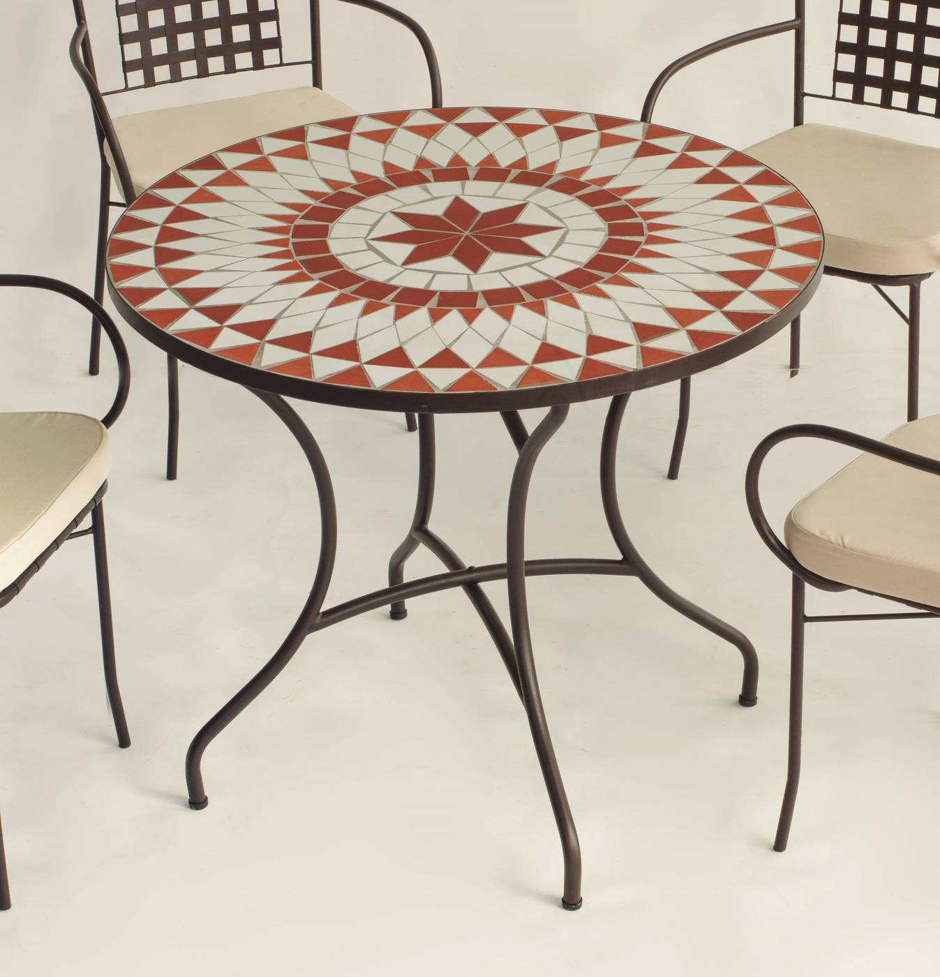 Conjunto Mosaico Neypal90-Vigo - Mesa redonda 90 cm. de acero forjado con tablero mosaico y 4 sillones de forja con cojines