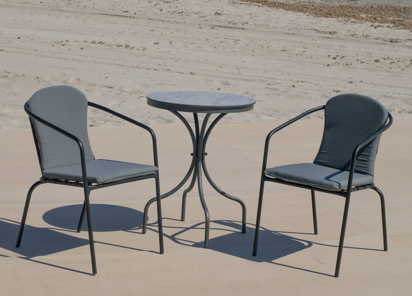 Conjunto aluminio color antracita: Mesa redonda con tablero HPL de 60 cm + 2 sillones con cojines.