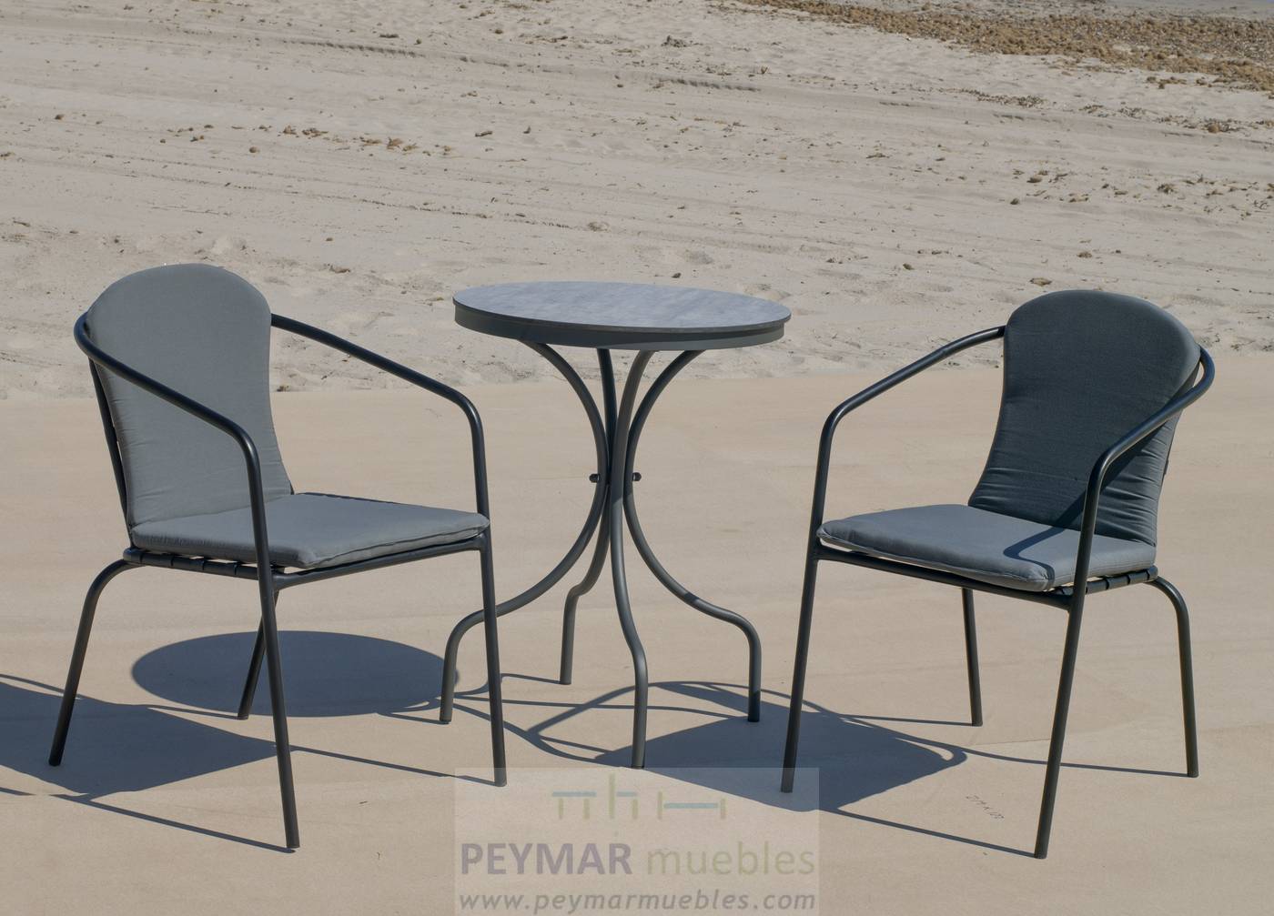 Conjunto aluminio color antracita: Mesa redonda con tablero HPL de 60 cm + 2 sillones con cojines.