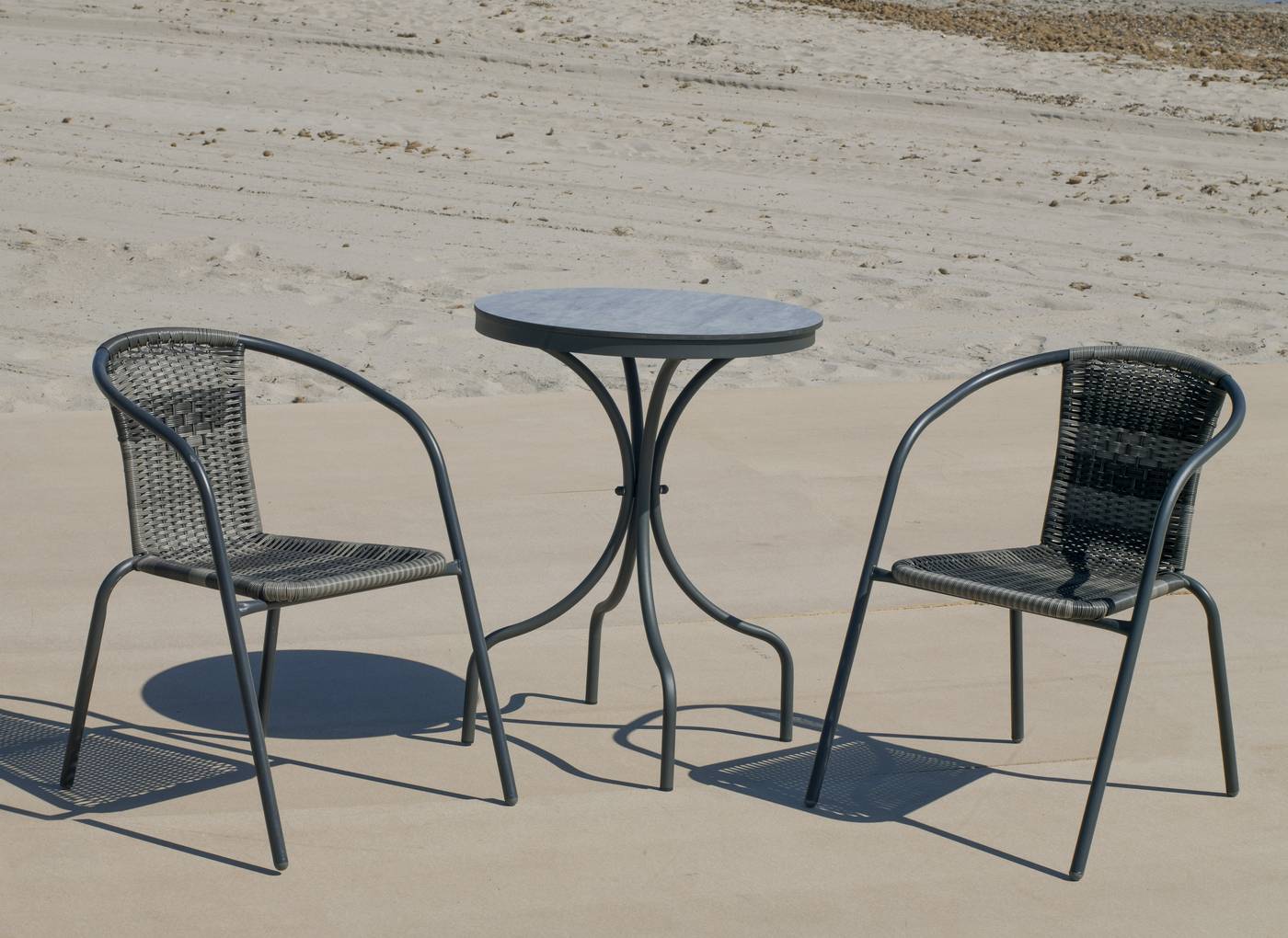 Conjunto color antracita: Mesa redonda de aluminio con tablero HPL de 60 cm + 2 sillones de acero y wicker.