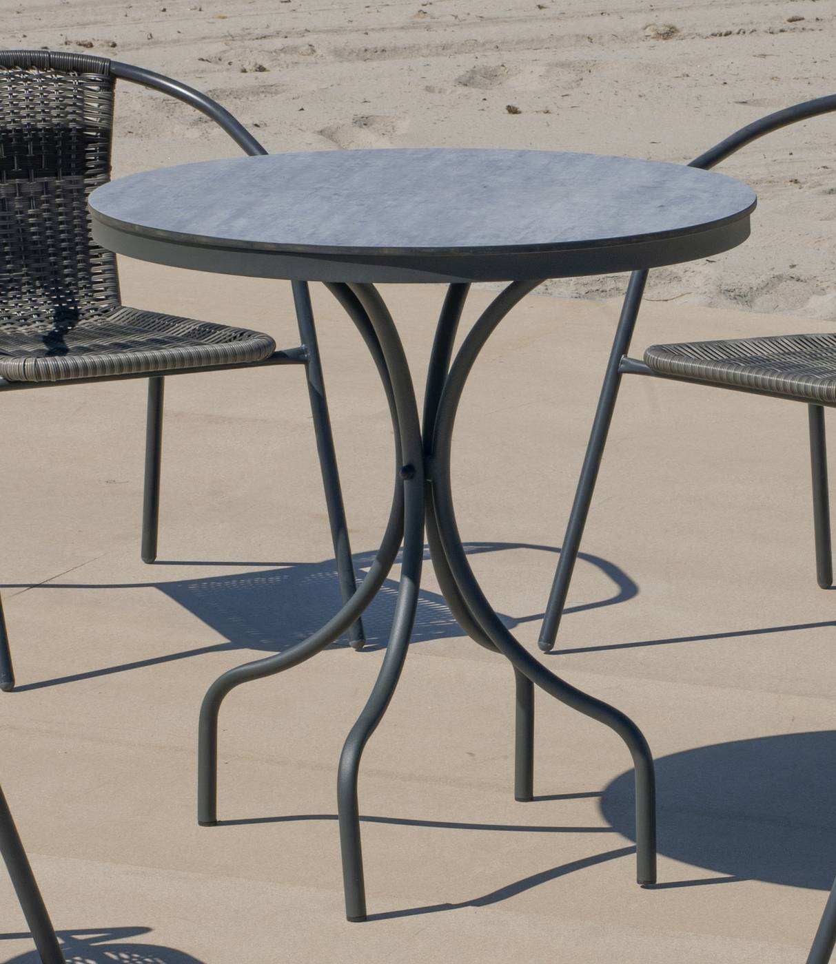 Mesa redonda de aluminio color antracita, con tablero HPL ultra resistente de 75 cm.