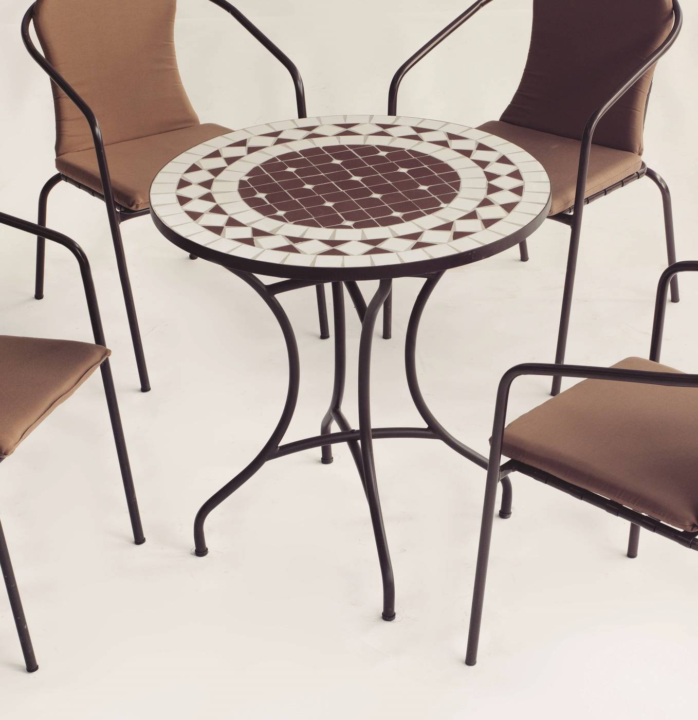 Conjunto Mosaico Oran75-Marsel - Mesa de forja color bronce, con tablero mosaico de 75 cm + 4 sillones apilables de aluminio con cojín.