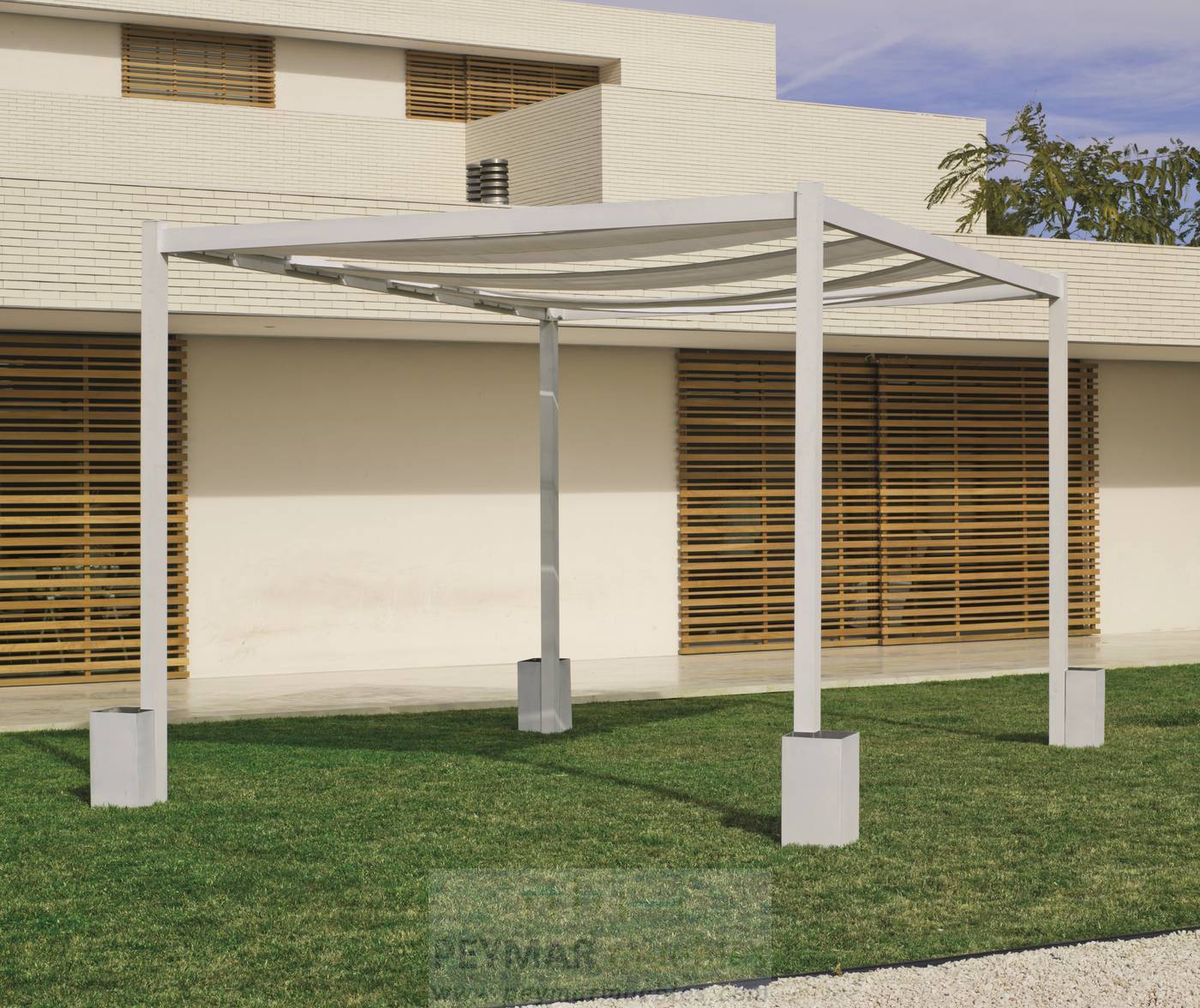 Pérgola con toldo superior. Estructura y toldo color blanco. Con 4 jardinera rellenables con 25Kg por unidad.