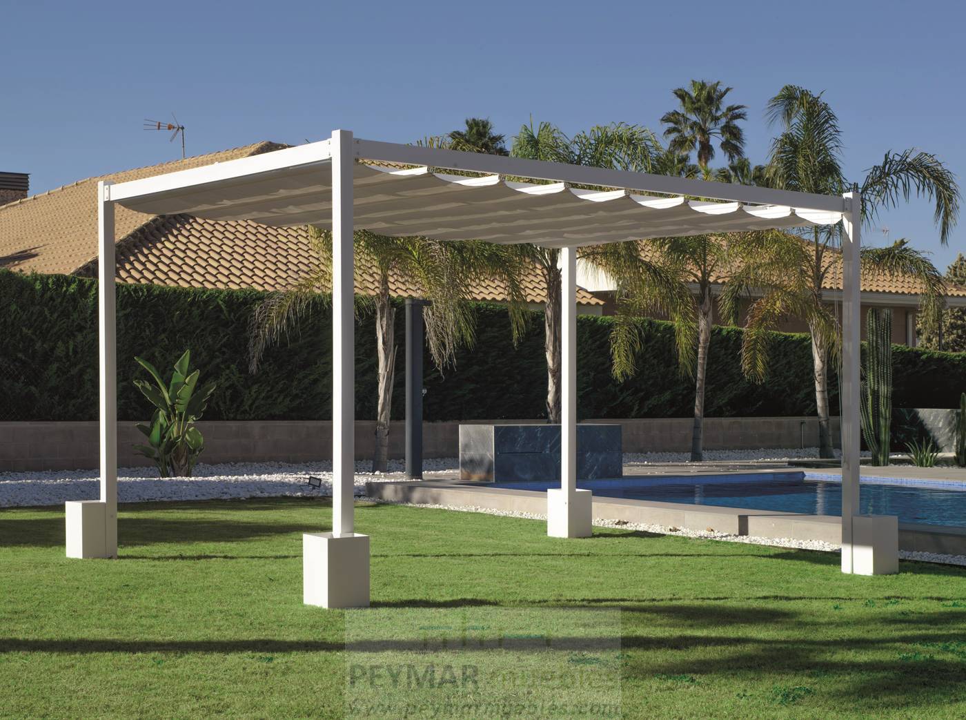 Pérgola con toldo superior retráctil. Estructura y toldo color blanco. Con 4 jardinera rellenables con 25Kg por unidad.