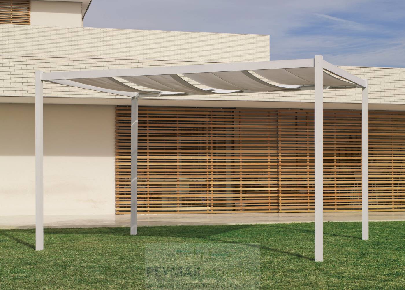 Pérgola con toldo superior de textilen. Estructura y toldo de color blanco.