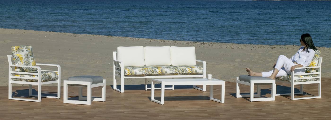 Conjunto aluminio: 1 sofá 3 plazas + 2 sillones + 1 mesa de centro + 2 reposapiés + cojines. Disponible en color blanco o antracita.