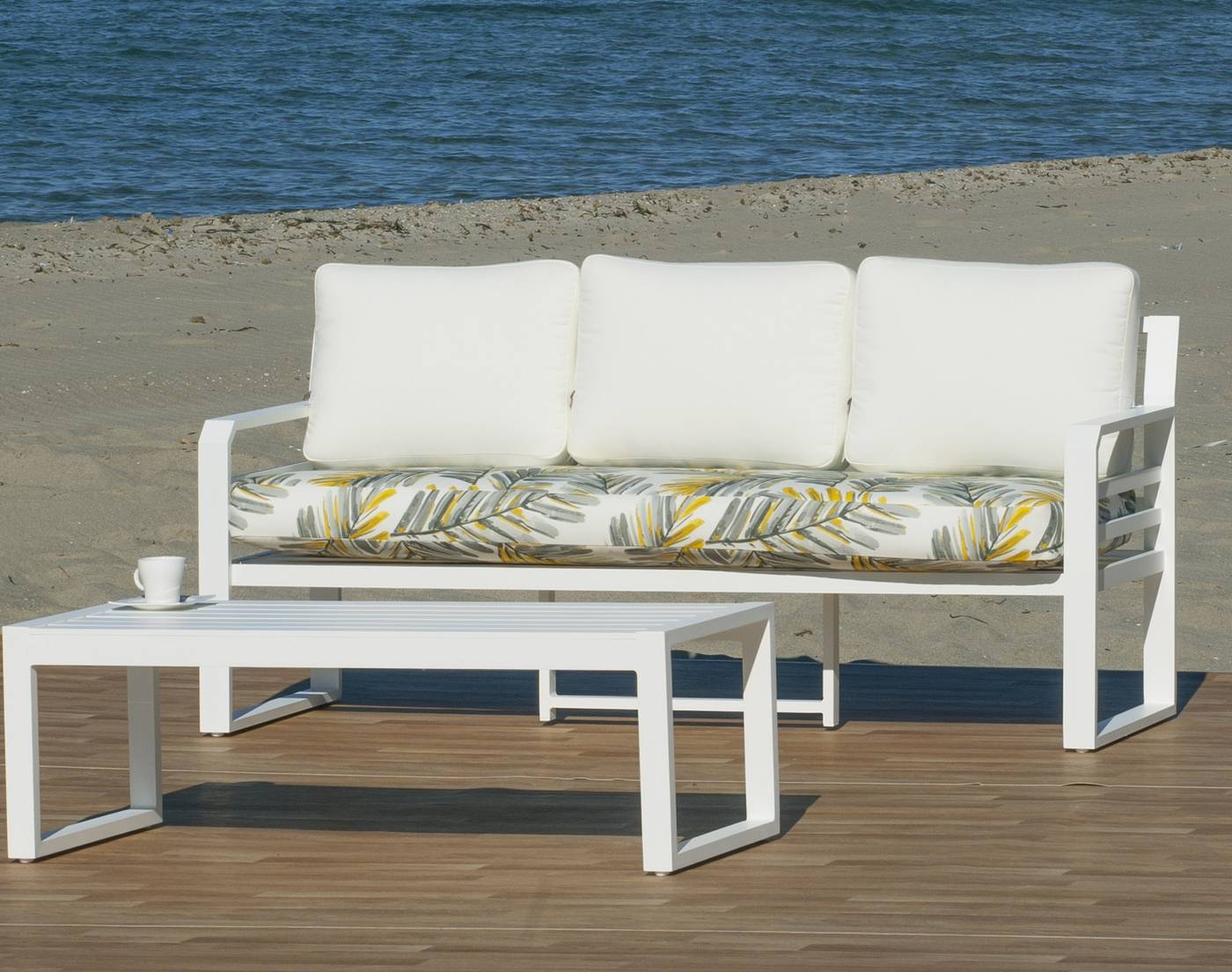Sofá 3 plazas con cojines gran confort. Estructura de aluminio  de color blanco o antracita.