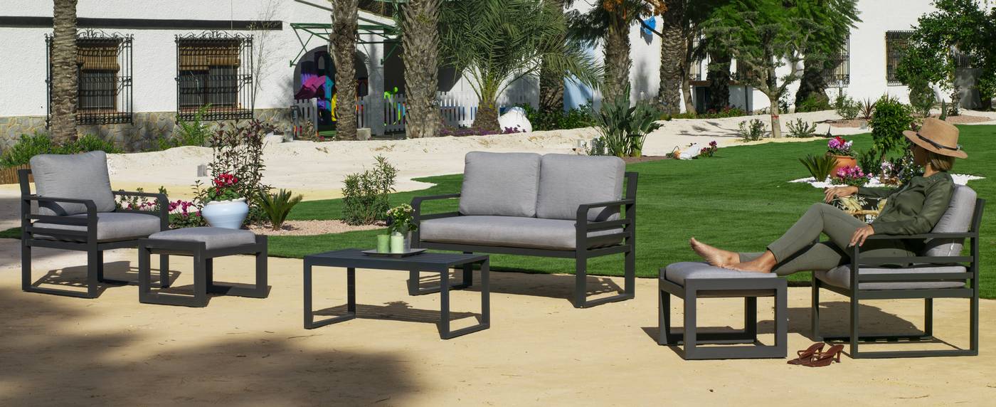 Conjunto aluminio: 1 sofá 2 plazas + 2 sillones + 1 mesa de centro + cojines. Disponible en color blanco o antracita.