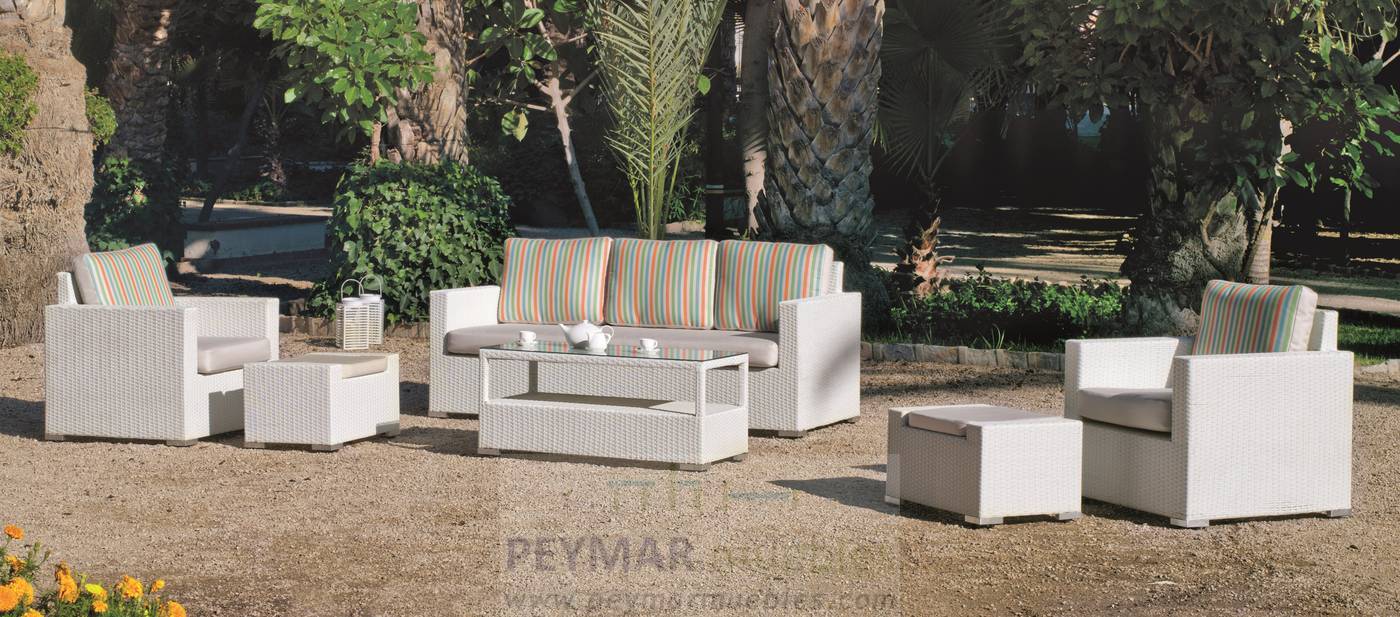 Conjunto de ratán sintético color blanco: sofá 3 plazas + 2 sillones confort + mesa de centro