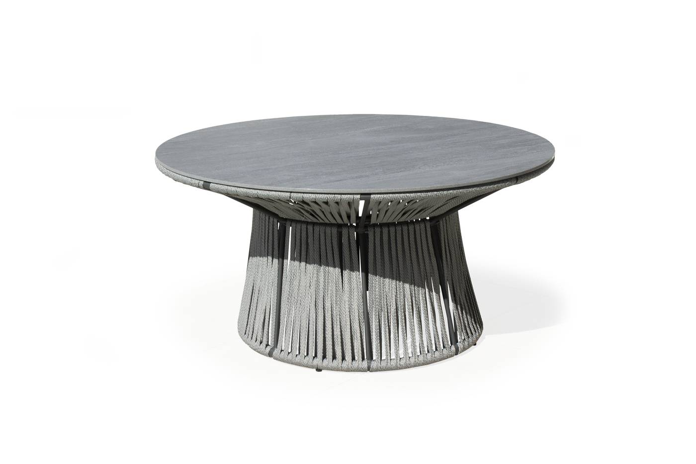 Mesa circular 150 cm, con tablero HPL ultra resistente. Estructura aluminio revestida de cuerda. Colores: blanco, gris, marrón o champagne.