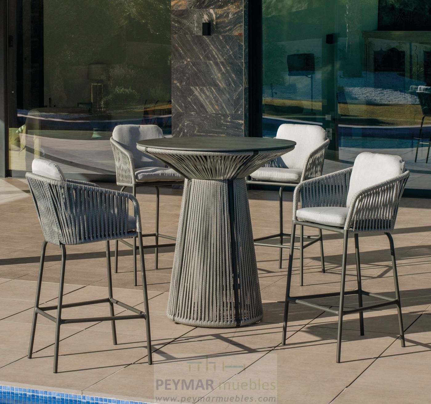 Mesa Coctel Rodhos-90 - Mesa alta de coctel de 90 cm, con tablero HPL ultra resistente. Estructura aluminio revestida de cuerda. Colores: blanco, gris, marrón o champagne.