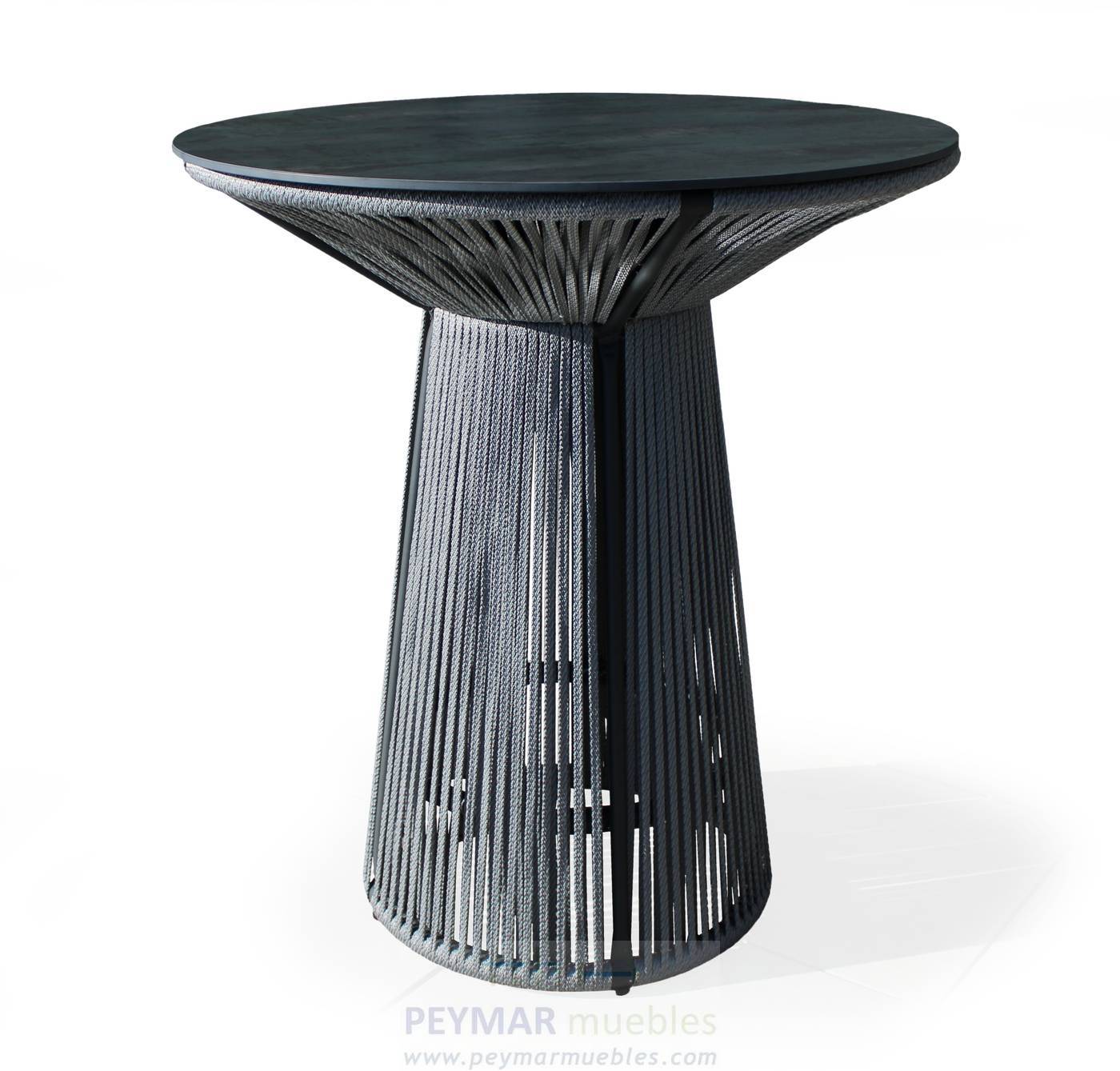 Mesa alta de coctel de 90 cm, con tablero HPL ultra resistente. Estructura aluminio revestida de cuerda. Colores: blanco, gris, marrón o champagne.
