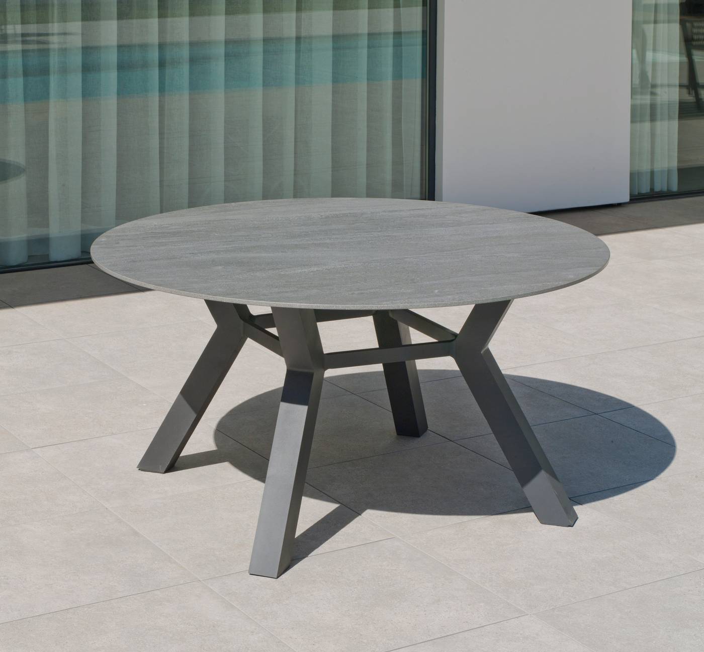 Mesa de aluminio circular de 150 cm, con tablero de piedra sinterizada de alta calidad. Disponible en varios colores.