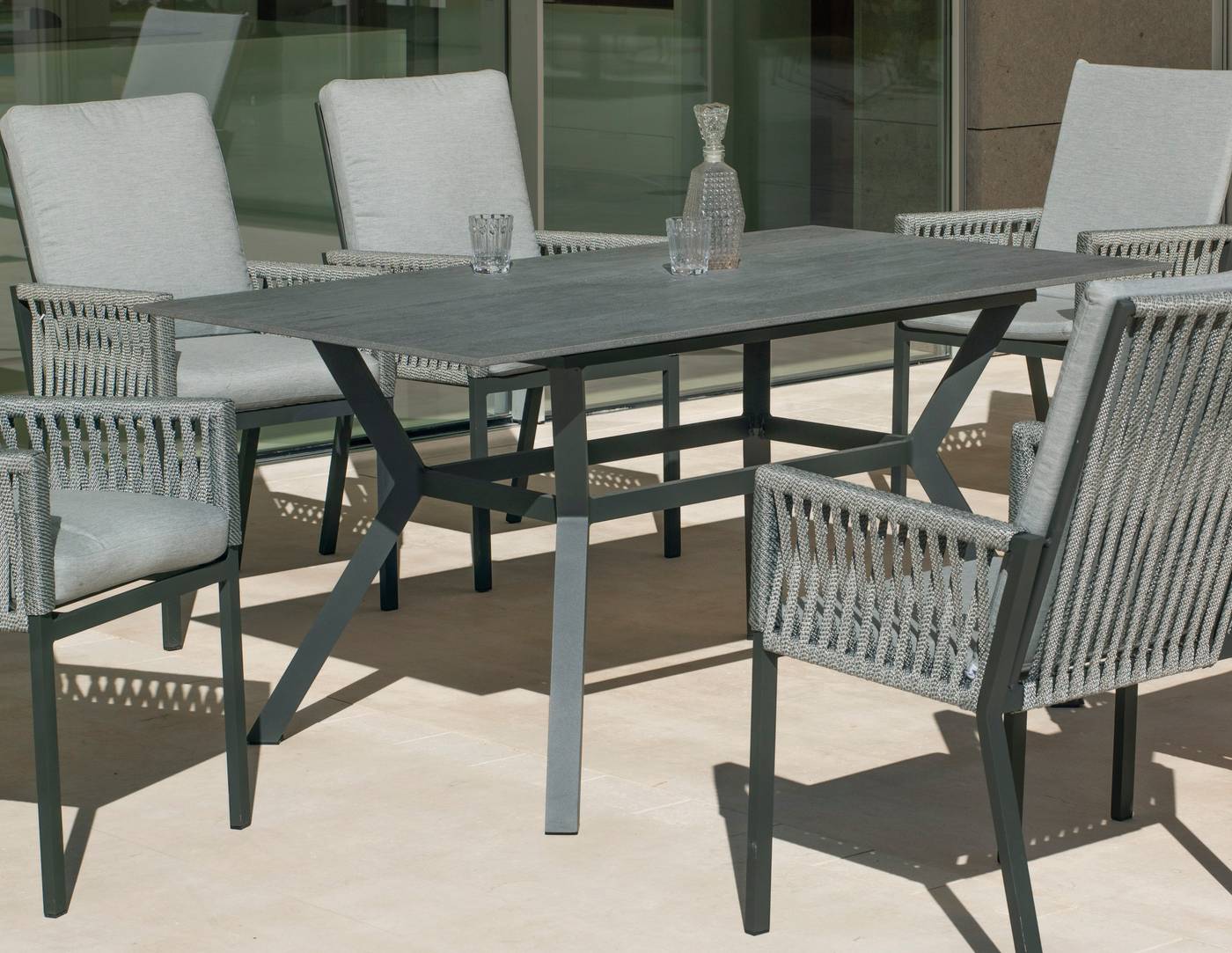 Mesa de aluminio rectangular de 160 cm, con tablero de piedra sinterizada de alta calidad. Disponible en varios colores.