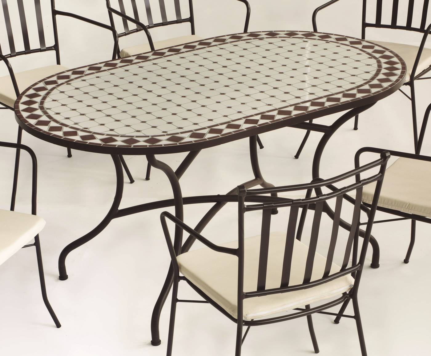Conjunto Mosaico Sambala150-Bergamo - Conjunto de forja color marrón: mesa con tablero mosaico ovalado de 150 cm + 4 sillones de ratán con cojines.