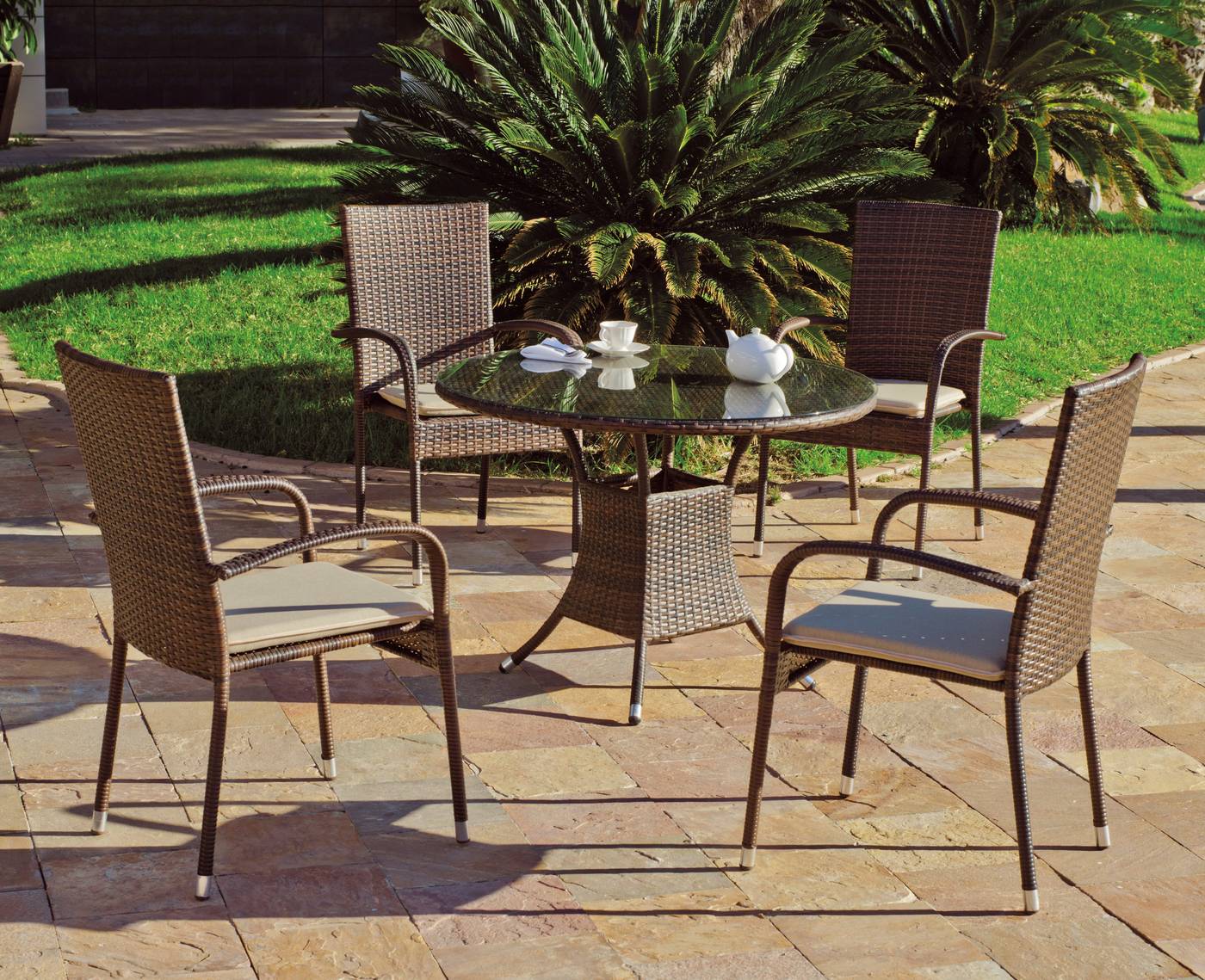 Conjunto Ratán Sint. Ber-90 - Conjunto de ratán sintético color marrón: mesa redonda de 90 cm. y 4 sillones con cojín