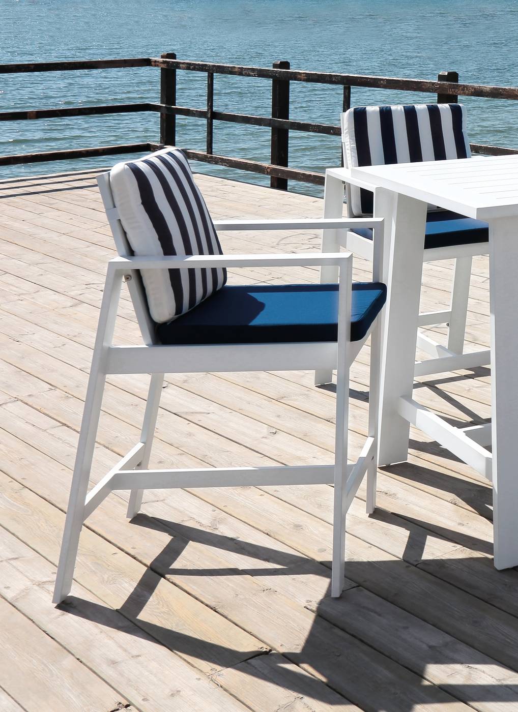 Lujoso sillón alto de coctel, para jardín o terraza. Disponible en color blanco, antracita y champagne.