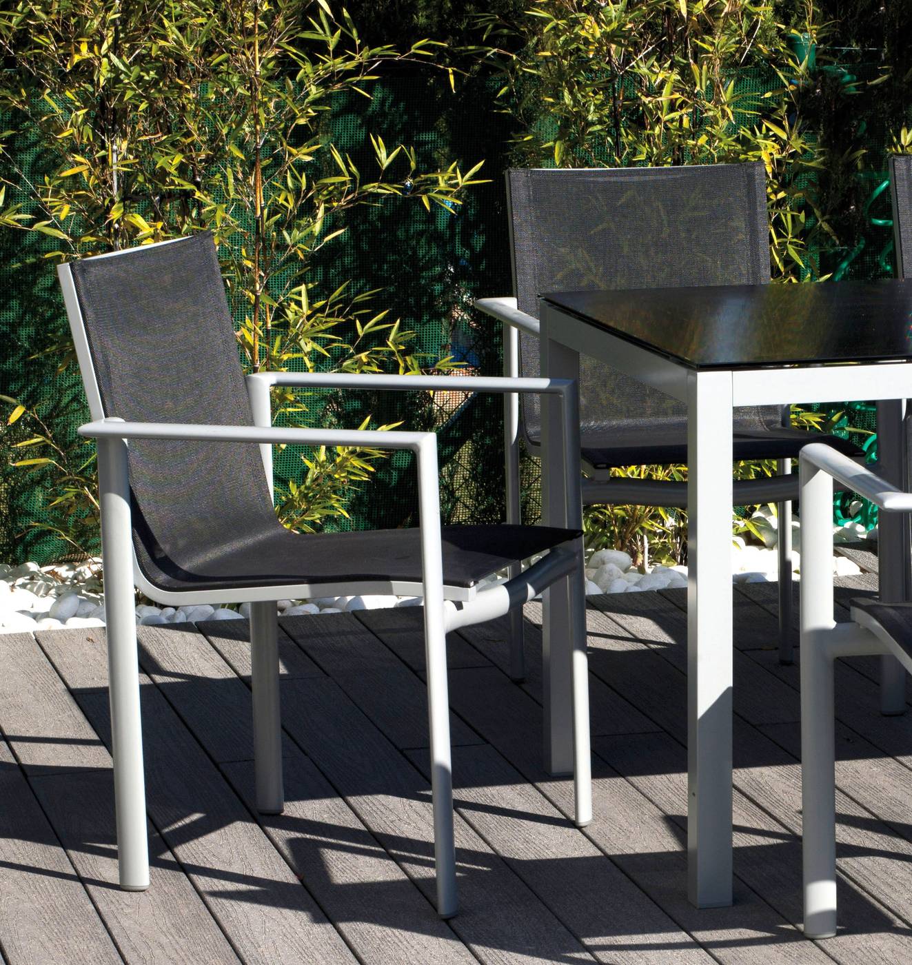 Conjunto Aluminio Maurice 150-6 - Conjunto aluminio color plata: mesa de 150 cm. con tablero de cristal templado negro + 6 sillones apilables de aluminio y textilen