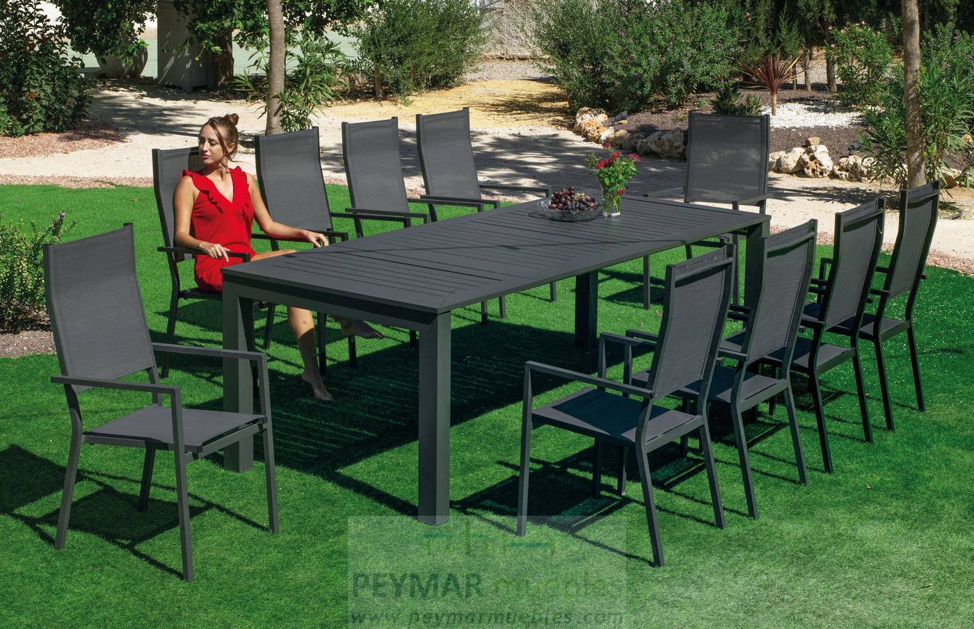 Mesa de 200cm extensible a 265cm, con tablero de lamas de aluminio. Estructura aluminio color blanco o antracita.
