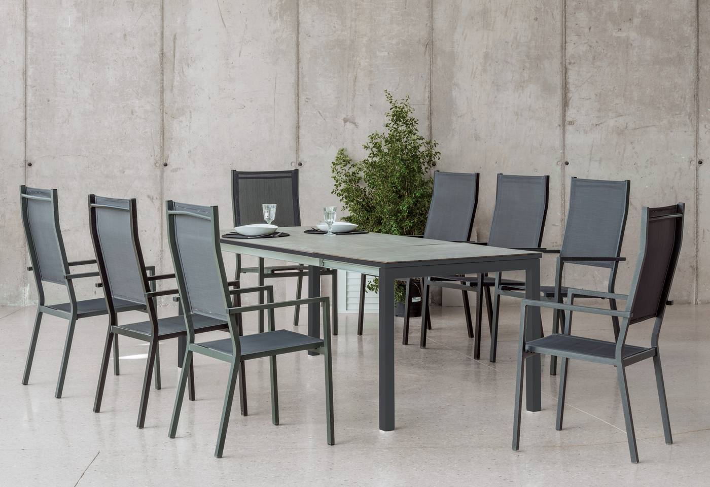 Conjunto de aluminio: mesa extensible con tablero HPL + 6 sillones altos de textilen. Disponible en color blanco o antracita.