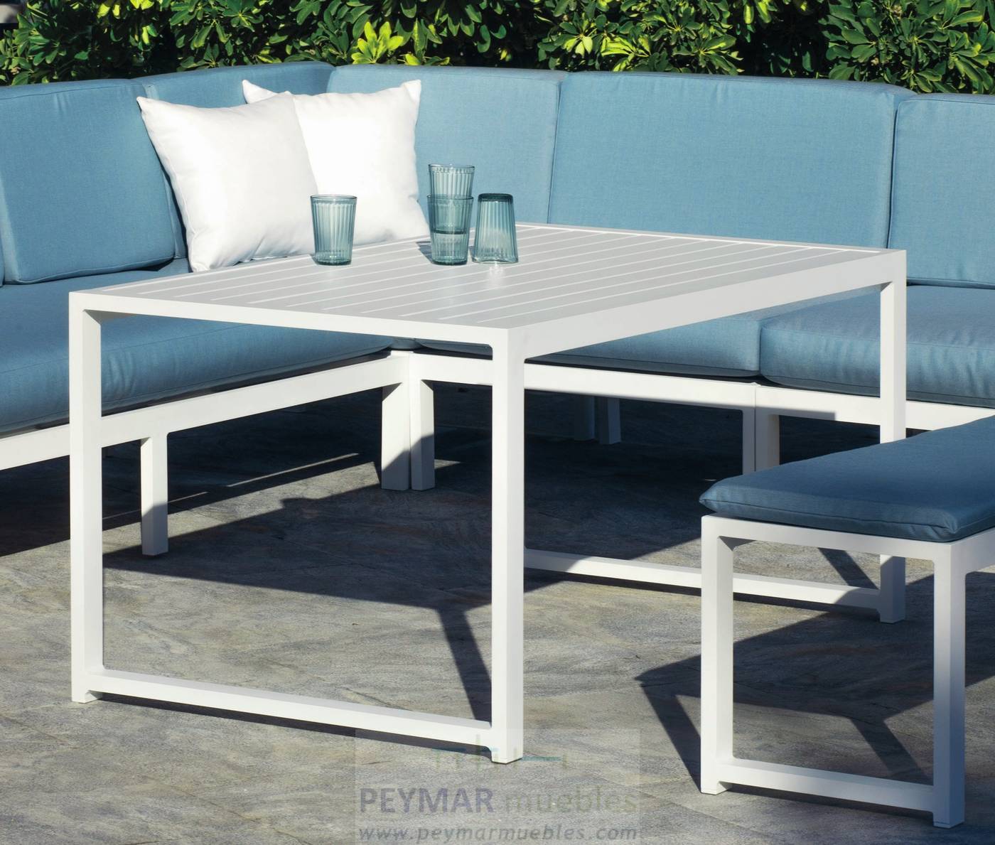 Mesa alta de centro de aluminio de 140 cm. Disponible en color blanco, antracita, champagne, plata o marrón.