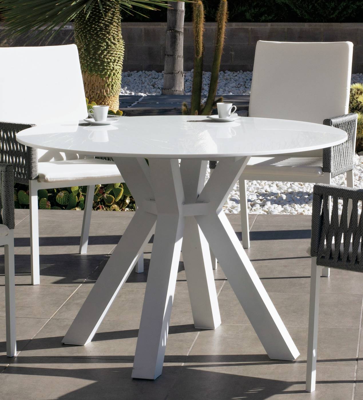 Mesa lujo circular de 120 cm, con tablero de Krion de calidad superior. Estructura robusta de aluminio color blanco.