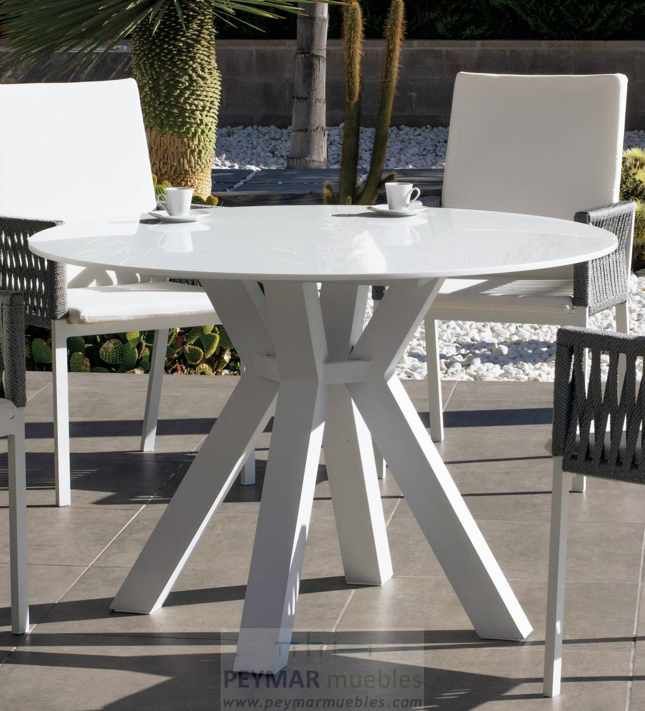 Mesa lujo circular de 120 cm, con tablero de Krion de calidad superior. Estructura robusta de aluminio color blanco.