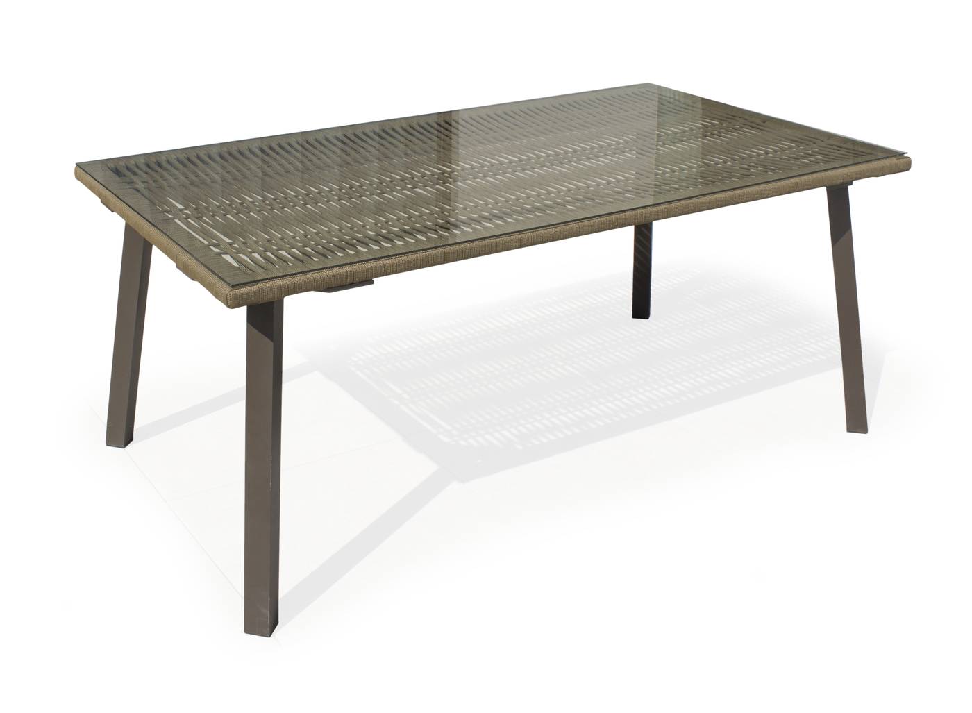 Mesa rectangular de 180 cm, con tablero de cuerda y tapa de cristal templado. Estructura robusta de aluminio color gris o champagne.