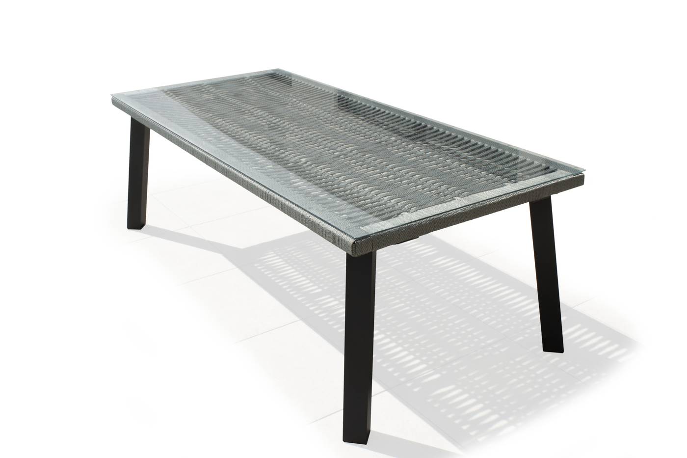 Mesa rectangular de 220 cm, con tablero de cuerda y tapa de cristal templado. Estructura robusta de aluminio color gris o champagne.