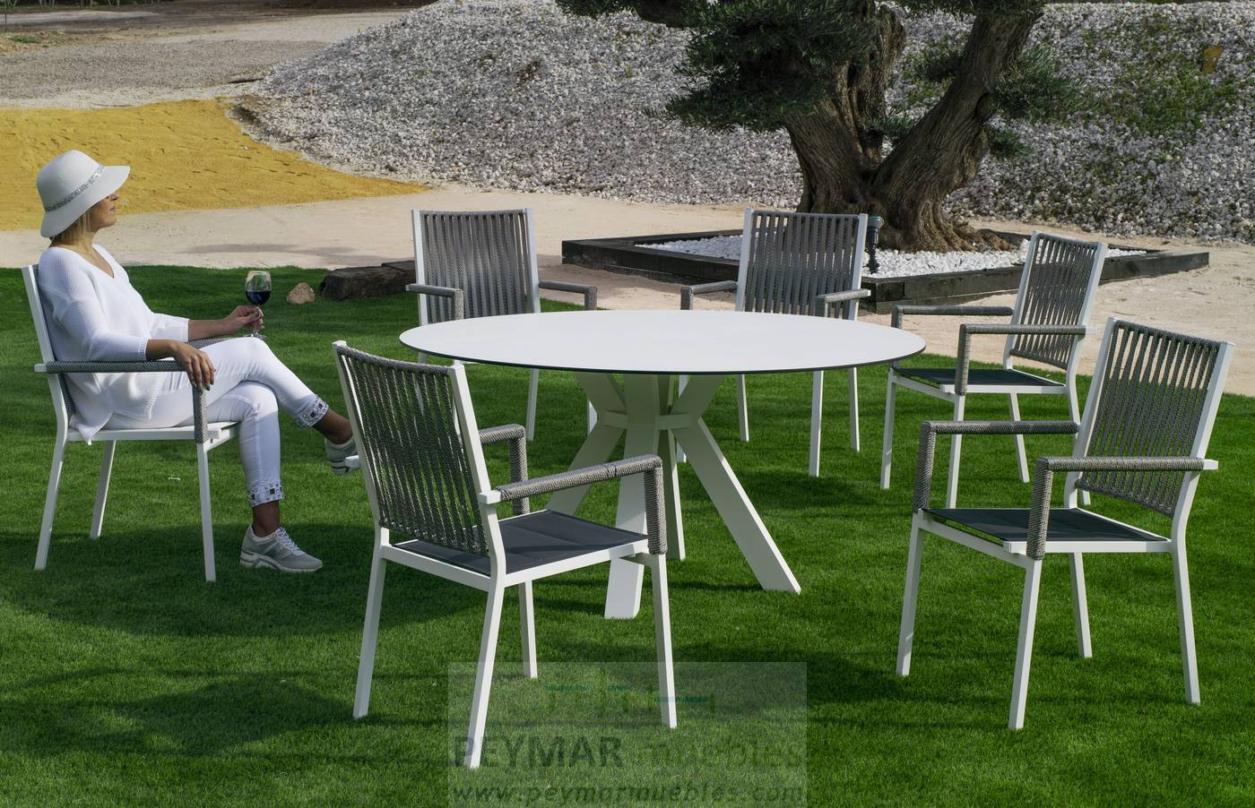 Mesa circular de 150 cm, con tablero laminado HPL ultra resistente. Estructura de aluminio color blanco, antracita o champagne.