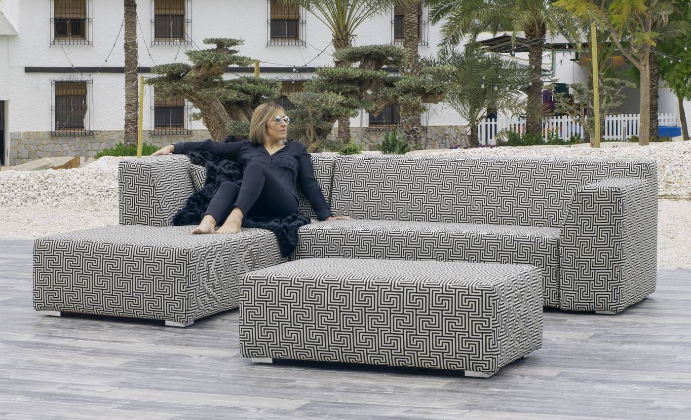 Lujoso conjunto de aluminio tapizado con tela Dralón Lux: Chaiselonge + sofá 2 plazas + mesa de centro.