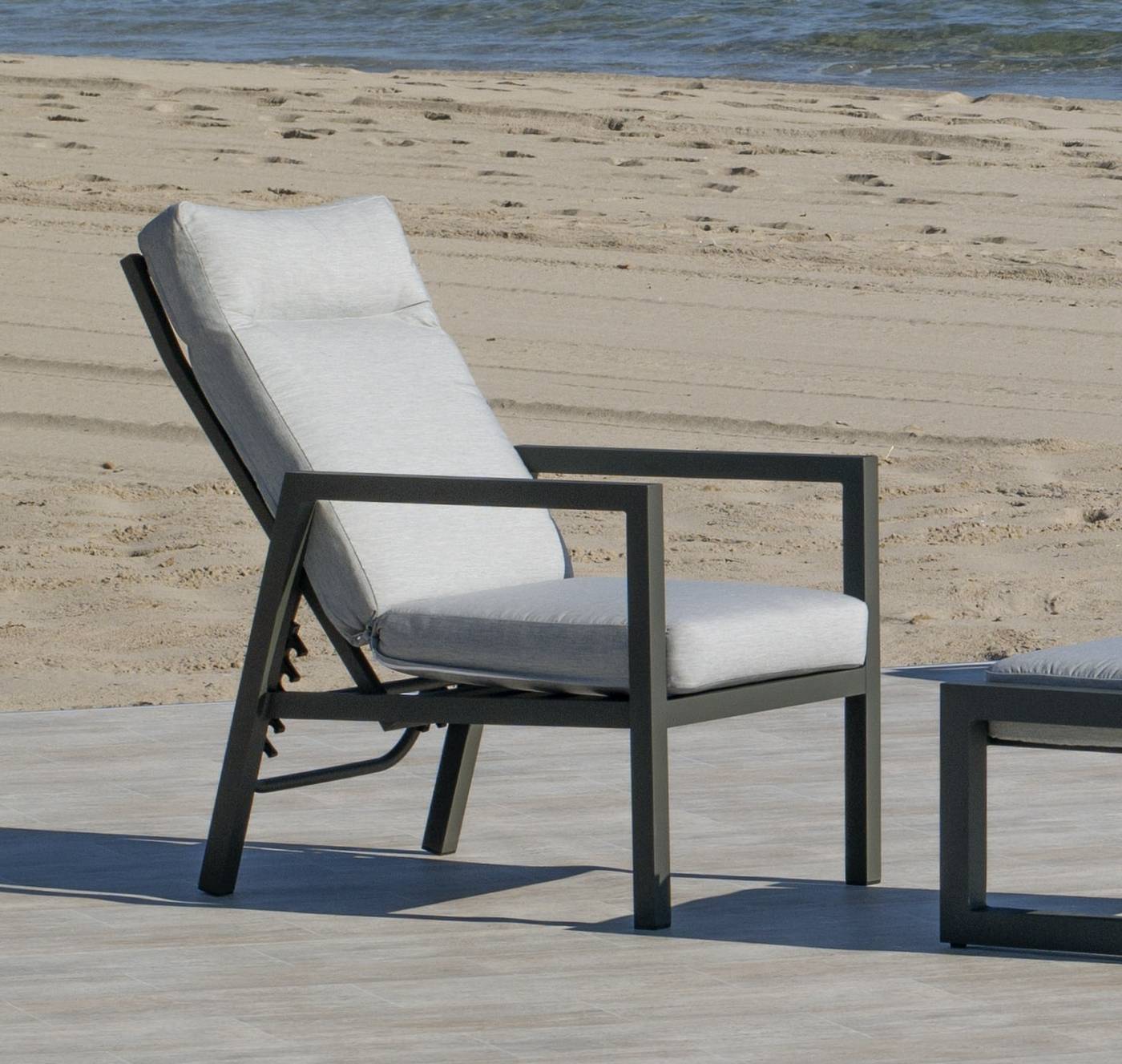 Sillón relax lujo, con respaldo reclinable. Fabricado de aluminio en color blanco, plata, antracita o bronce.