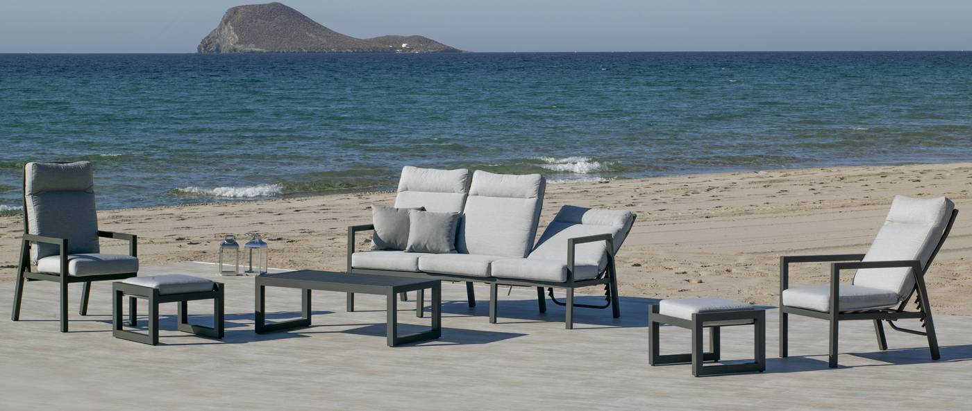 Conjunto aluminio: sofá 3 plazas + 2 sillones + mesa de centro + 2 taburetes + cojines. Respaldos reclinables. Colores: blanco, plata, antracita o bronce.