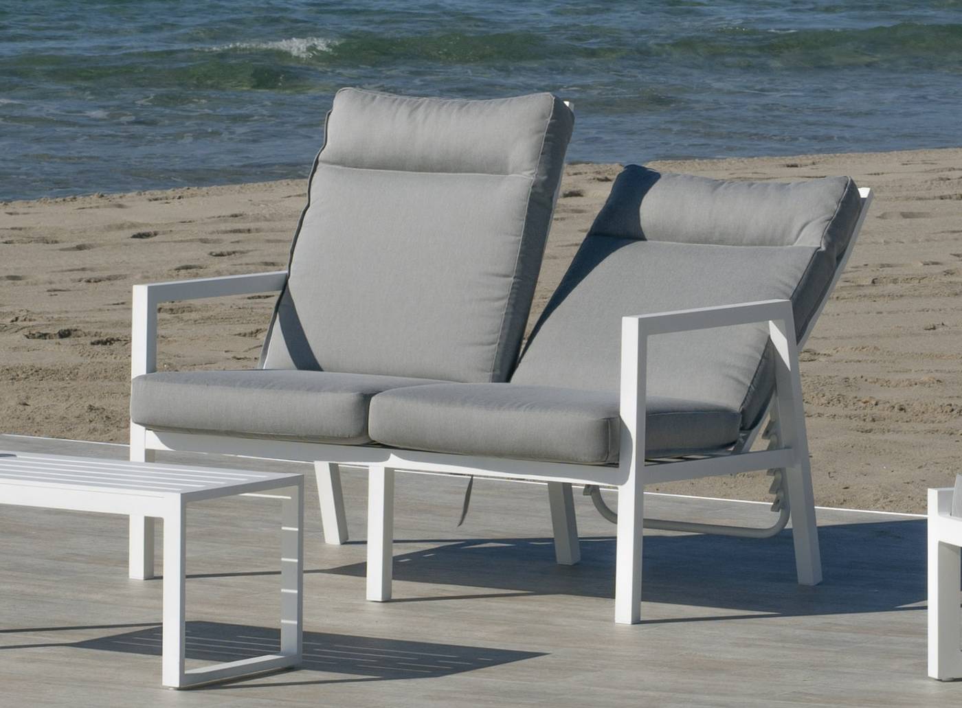 Sofá relax lujo 2 plazas, con respaldos reclinables. Fabricado de aluminio en color blanco, antracita, champagne, plata o marrón.