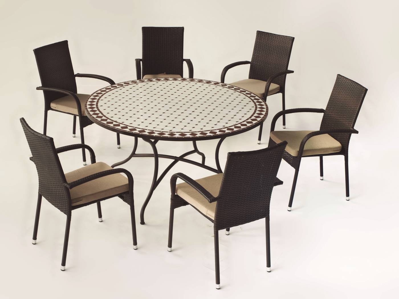 Conjunto Mosaico Zaira140-Bergamo - Conjunto de forja color marrón: mesa con tablero mosaico de 140 cm + 6 sillones de ratán sintético con cojines.