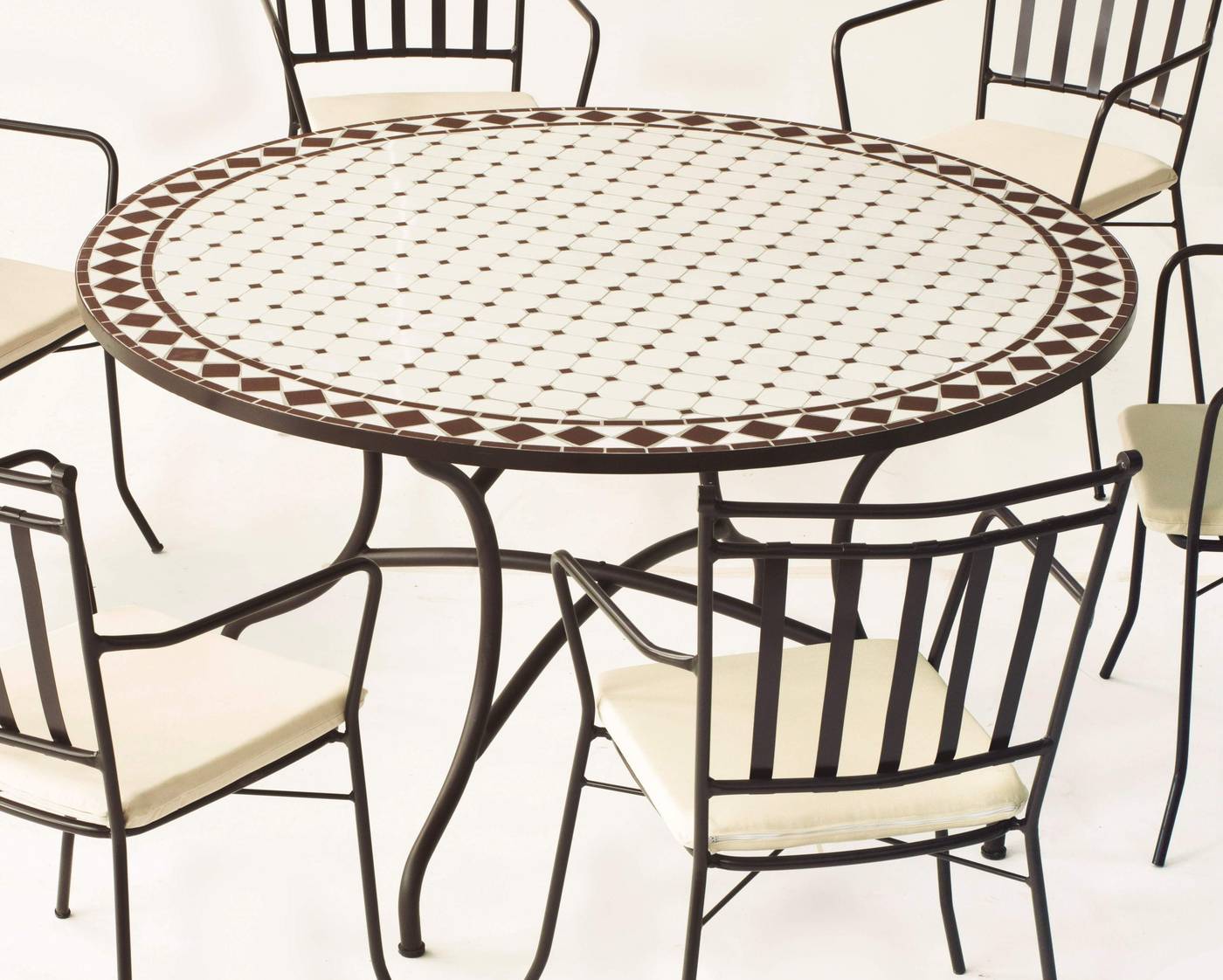 Conjunto Mosaico Zaira140-Bergamo - Conjunto de forja color marrón: mesa con tablero mosaico de 140 cm + 6 sillones de ratán sintético con cojines.