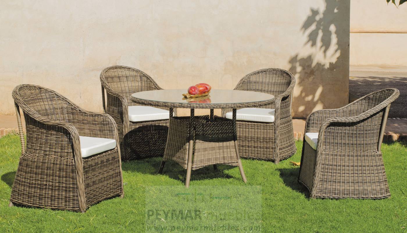 Conjunto de ratán sintético color natural envejecido: mesa de 120 cm. con tapa de cristal templado + 4 sillones con cojines