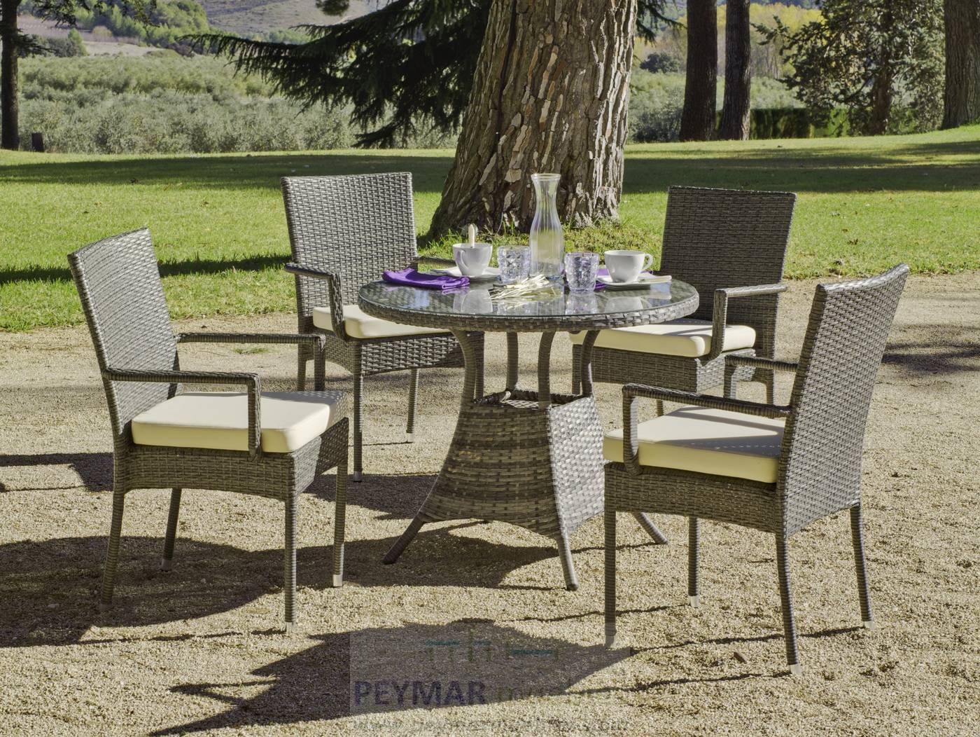 Conjunto de ratán sintético color gris: mesa redonda de 90 cm. con tapa de cristal templado y 4 sillones apilables