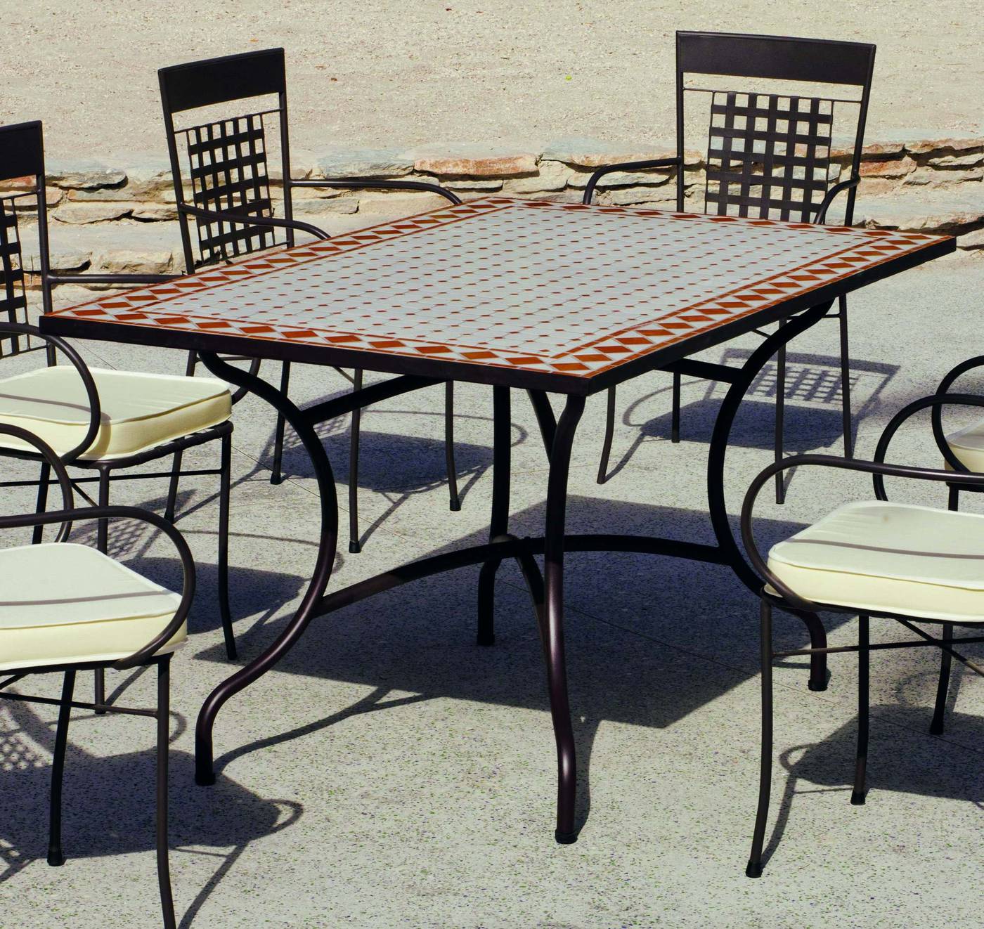 Conjunto Mosaico Atrium-Vigo 150-4 - Conjunto de forja para jardín o terraza: 1 mesa de forja con panel mosaico + 4 sillones de forja + 4 cojines. Mesa válida para 6 sillones.