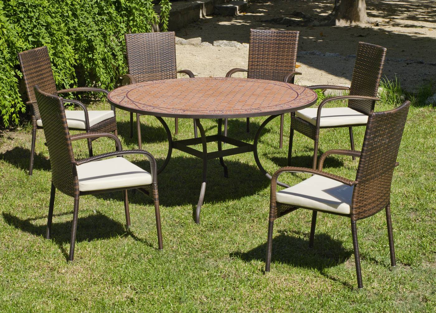 Conjunto de forja para jardín: 1 mesa con panel mosaico 140 cm. + 6 sillones de ratán sintético + 6 cojines